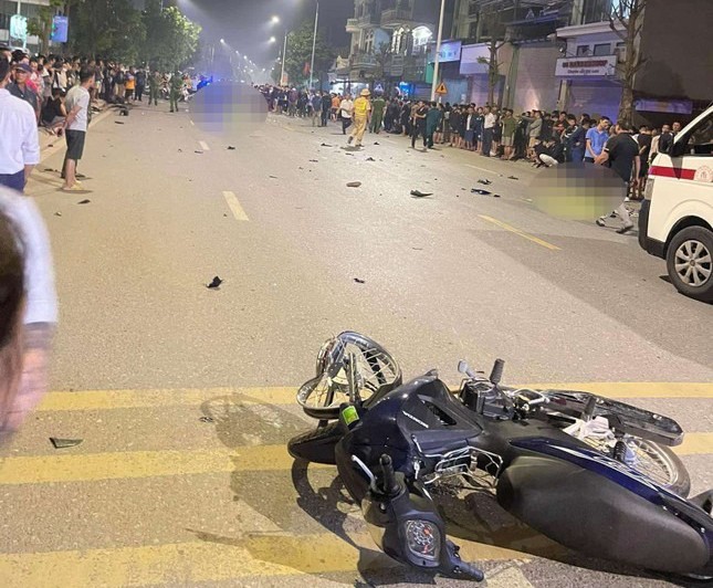 Ha Noi: Nguyen nhan vu tai nan giua 3 xe may, 2 nguoi chet