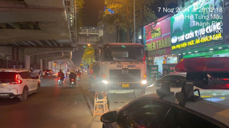 Xu phat xe bon cho be tong di nguoc chieu tren pho Ha Noi