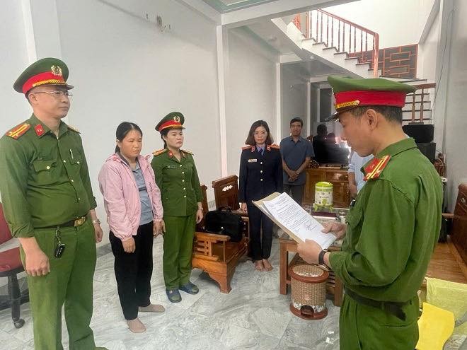 Khoi to nu can bo dia chinh xa o Ha Giang