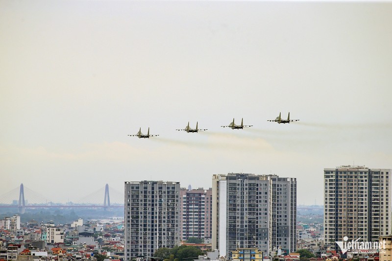 Nguoi dan hao huc xem tiem kich Su-30MK2, truc thang Mi luyen tap-Hinh-2