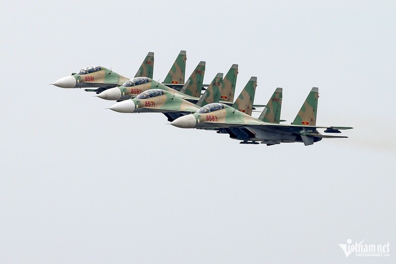 Nguoi dan hao huc xem tiem kich Su-30MK2, truc thang Mi luyen tap-Hinh-4