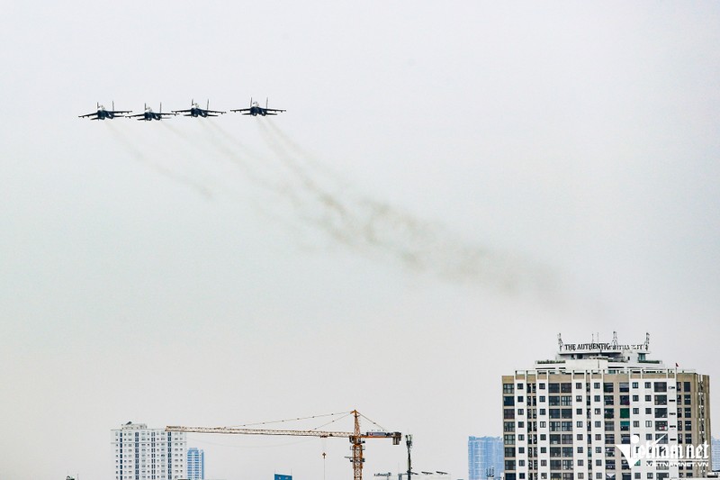 Nguoi dan hao huc xem tiem kich Su-30MK2, truc thang Mi luyen tap-Hinh-6