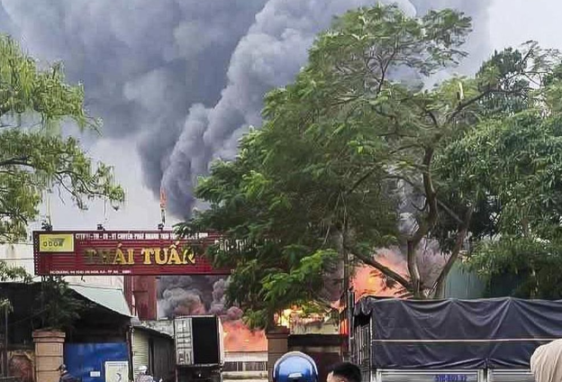 Nam Dinh: Chay lon tai KCN, khoi boc cao hang tram met