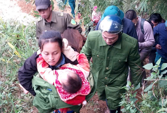 Lai Chau: 100 nguoi xuyen dem tim chau be 2 tuoi lac trong rung