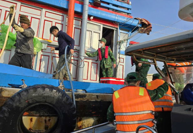 Bo doi Bien phong giai cuu 13 ngu dan gap nan tren bien