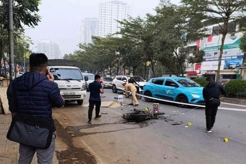 Xe may va cham o to dau keo, 1 nguoi chet o Ha Noi