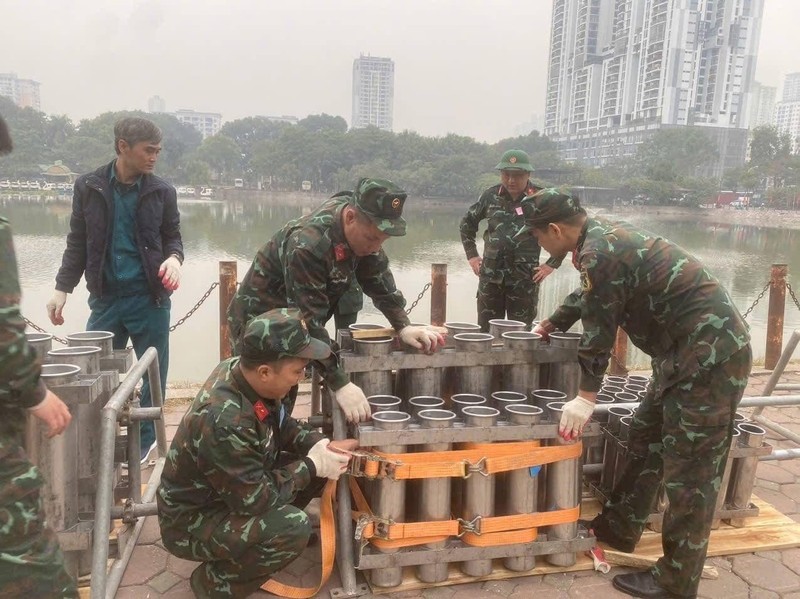 Ha Noi: Can canh tran dia ban phao hoa don Tet Duong lich 2025-Hinh-4