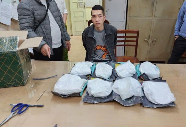 Thu giu hon 7,3kg ketamine cat giau trong tui thuc pham chuc nang