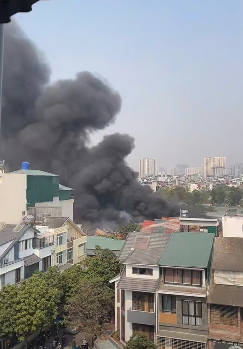 Ha Noi: Chay kho xuong, cot khoi boc cao hang chuc met