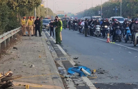 Ha Noi: Va cham giua o to tai va xe may, 3 nguoi tu vong