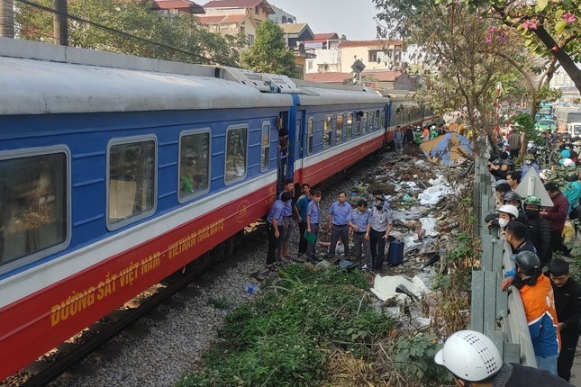 Ha Noi: Xe may va cham voi tau hoa, nguoi dan ong tu vong