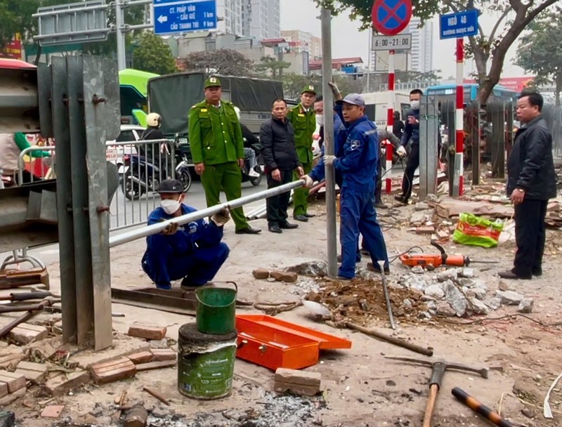 Ha Noi: Dong 4 loi di tu mo qua duong sat sau tai nan