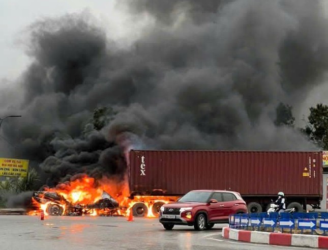 Bac Ninh: Xe container boc chay ngun ngut khi dang di tren duong