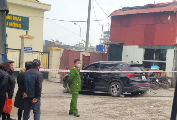 Ha Noi: Phat hien nguoi dan ong tu vong bat thuong tren o to