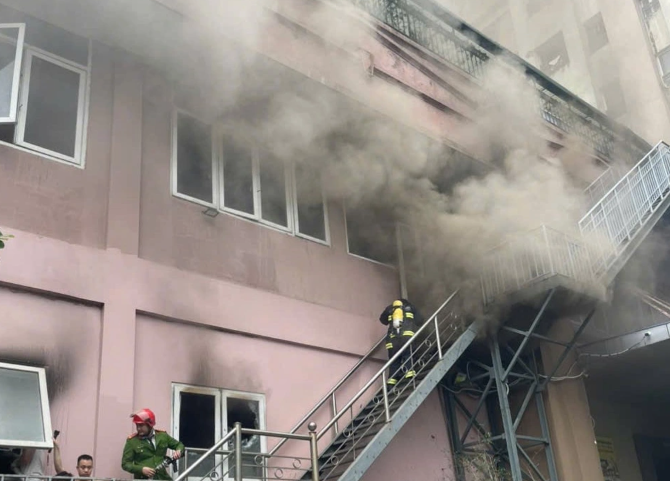 Ha Noi: Chay Phong kham y hoc co truyen Huong Sen do chap dien