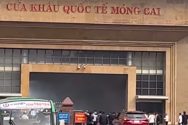 Ba lo hang tu boc chay o cua khau Mong Cai, 4 nguoi bi bong