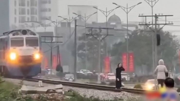 Lam ro clip hai phu nu 'tha dang' tren duong ray tau hoa