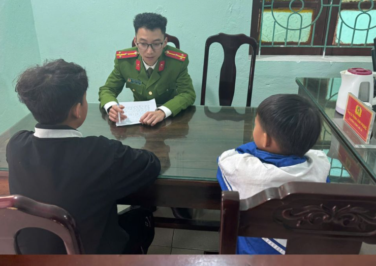 Hai nam sinh hủy hoại tài sản trên đường cao tốc Bắc – Nam Hai nam sinh huy hoai tai san tren duong cao toc Bac – Nam