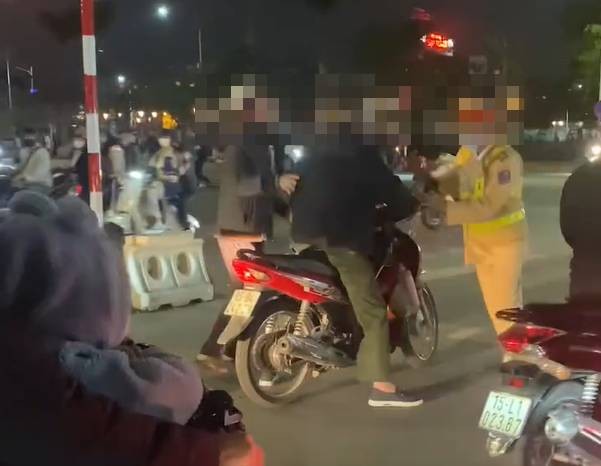 Bắt khẩn cấp đối tượng tát vào mặt CSGT ở Thái Bình Bat khan cap doi tuong tat vao mat CSGT o Thai Binh