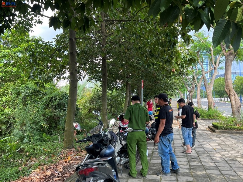Con trau duc cao chan xuong dat to toi ac kinh hoang trong bui ram-Hinh-2