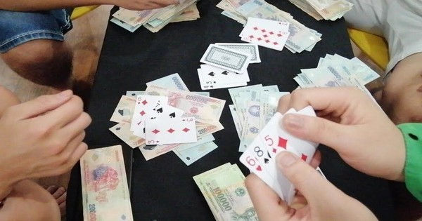 Con trau duc cao chan xuong dat to toi ac kinh hoang trong bui ram-Hinh-6