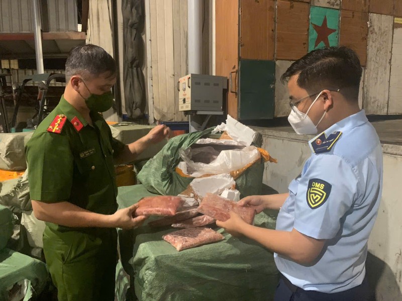 Phát hiện hơn 7 tấn thực phẩm bẩn, trứng non, tràng lợn đông lạnh Phat hien hon 7 tan thuc pham ban, trung non, trang lon dong lanh