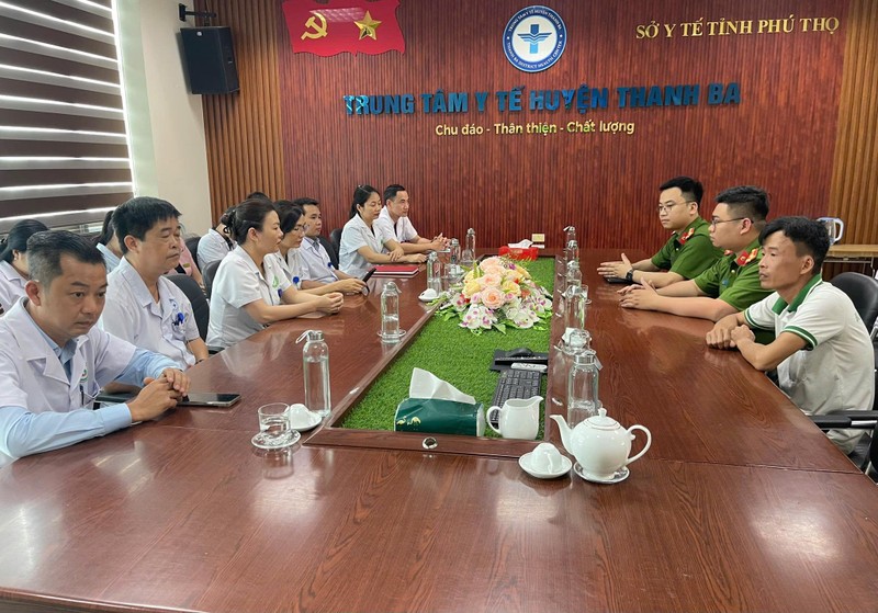 Xử phạt người đàn ông tấn công nhân viên y tế tại Phú Thọ Xu phat nguoi dan ong tan cong nhan vien y te tai Phu Tho
