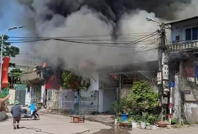 Cháy lớn thiêu rụi nhà dân tại Thái Nguyên Chay lon thieu rui nha dan tai Thai Nguyen