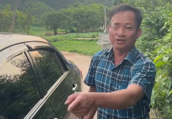Xác minh tài xế ô tô hành hung cô gái chảy máu ở Bắc Giang Xac minh tai xe o to hanh hung co gai chay mau o Bac Giang