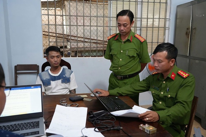 Mang dao den quan karaoke “dan mat”, nhom thanh nien bi tam giu