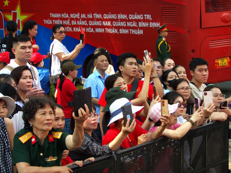 Người dân TP.HCM chào đón quân đội Trung Quốc, Lào, Campuchia tham gia diễu binh - Hình 10 Nguoi dan TP.HCM chao don quan doi Trung Quoc, Lao, Campuchia tham gia dieu binh-Hinh-10