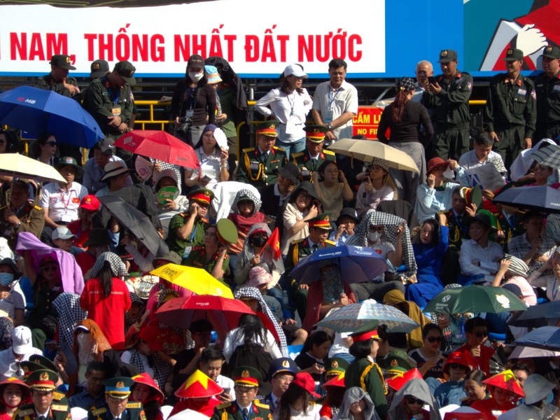 Người dân TP.HCM chào đón quân đội Trung Quốc, Lào, Campuchia tham gia diễu binh - Hình 11 Nguoi dan TP.HCM chao don quan doi Trung Quoc, Lao, Campuchia tham gia dieu binh-Hinh-11