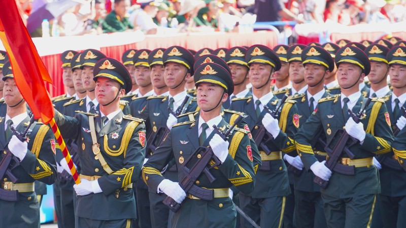 Người dân TP.HCM chào đón quân đội Trung Quốc, Lào, Campuchia tham gia diễu binh - Hình 2 Nguoi dan TP.HCM chao don quan doi Trung Quoc, Lao, Campuchia tham gia dieu binh-Hinh-2