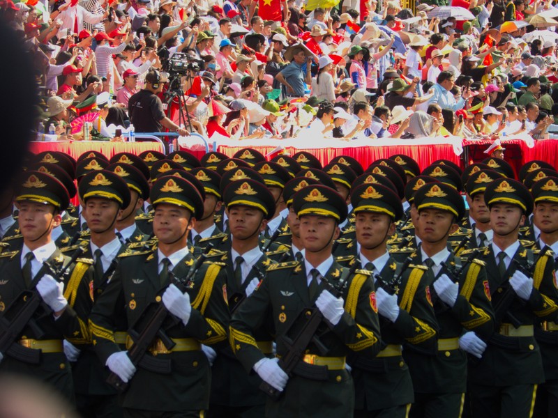 Người dân TP.HCM chào đón quân đội Trung Quốc, Lào, Campuchia tham gia diễu binh - Hình 3 Nguoi dan TP.HCM chao don quan doi Trung Quoc, Lao, Campuchia tham gia dieu binh-Hinh-3