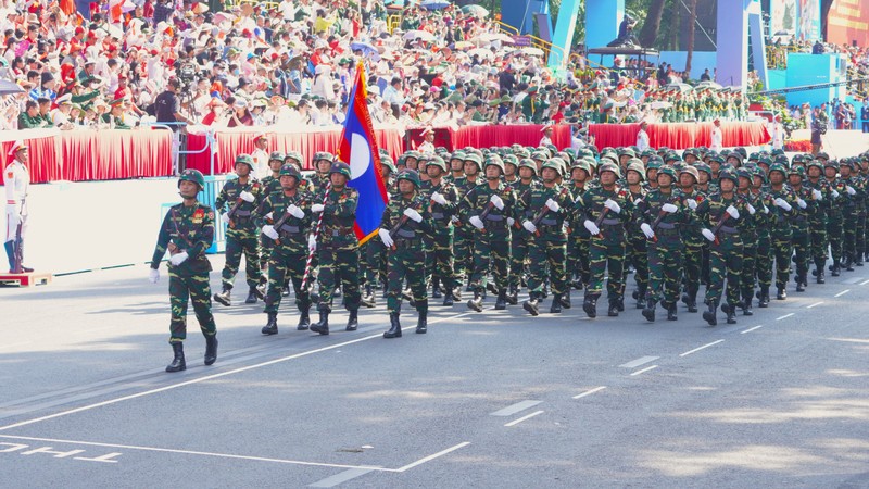 Người dân TP.HCM chào đón quân đội Trung Quốc, Lào, Campuchia tham gia diễu binh - Hình 4 Nguoi dan TP.HCM chao don quan doi Trung Quoc, Lao, Campuchia tham gia dieu binh-Hinh-4