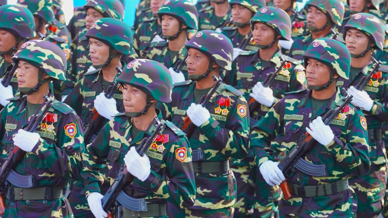 Người dân TP.HCM chào đón quân đội Trung Quốc, Lào, Campuchia tham gia diễu binh - Hình 5 Nguoi dan TP.HCM chao don quan doi Trung Quoc, Lao, Campuchia tham gia dieu binh-Hinh-5