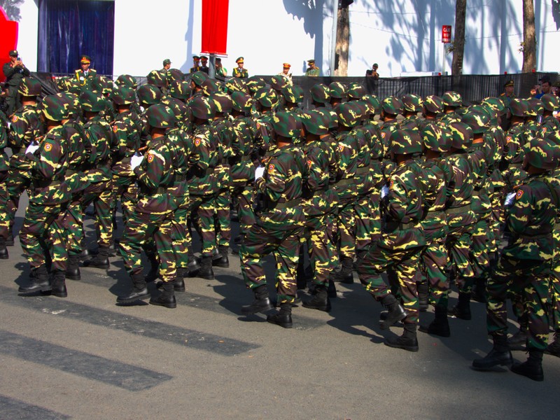 Người dân TP.HCM chào đón quân đội Trung Quốc, Lào, Campuchia tham gia diễu binh - Hình 6 Nguoi dan TP.HCM chao don quan doi Trung Quoc, Lao, Campuchia tham gia dieu binh-Hinh-6