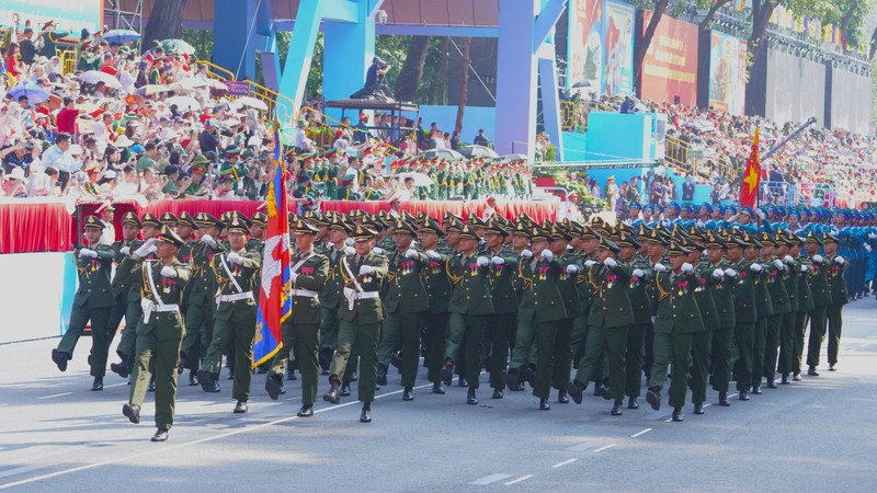 Người dân TP.HCM chào đón quân đội Trung Quốc, Lào, Campuchia tham gia diễu binh - Hình 8 Nguoi dan TP.HCM chao don quan doi Trung Quoc, Lao, Campuchia tham gia dieu binh-Hinh-8