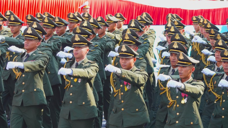Người dân TP.HCM chào đón quân đội Trung Quốc, Lào, Campuchia tham gia diễu binh - Hình 9 Nguoi dan TP.HCM chao don quan doi Trung Quoc, Lao, Campuchia tham gia dieu binh-Hinh-9