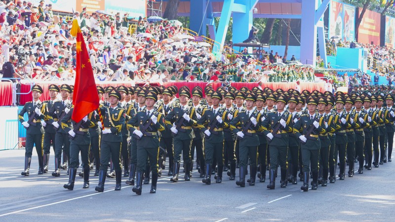 Người dân TP.HCM chào đón quân đội Trung Quốc, Lào, Campuchia tham gia diễu binh Nguoi dan TP.HCM chao don quan doi Trung Quoc, Lao, Campuchia tham gia dieu binh