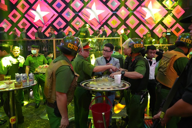 Đột kích bar Paris Night Club, phát hiện 42 người dương tính ma túy - Hình 3 Dot kich bar Paris Night Club, phat hien 42 nguoi duong tinh ma tuy-Hinh-3