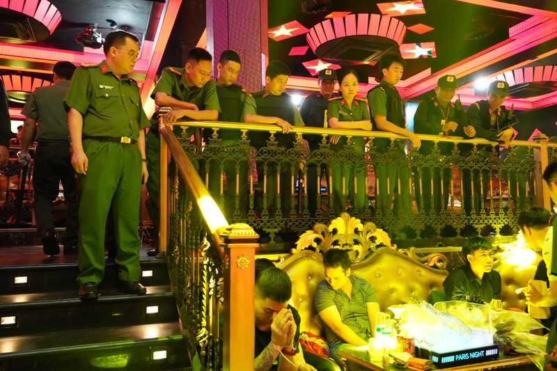 Đột kích bar Paris Night Club, phát hiện 42 người dương tính ma túy - Hình 4 Dot kich bar Paris Night Club, phat hien 42 nguoi duong tinh ma tuy-Hinh-4