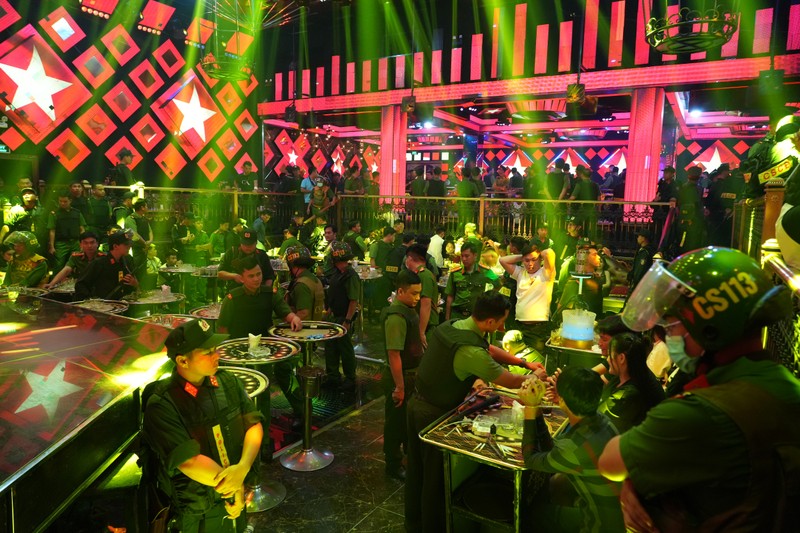 Đột kích bar Paris Night Club, phát hiện 42 người dương tính ma túy Dot kich bar Paris Night Club, phat hien 42 nguoi duong tinh ma tuy