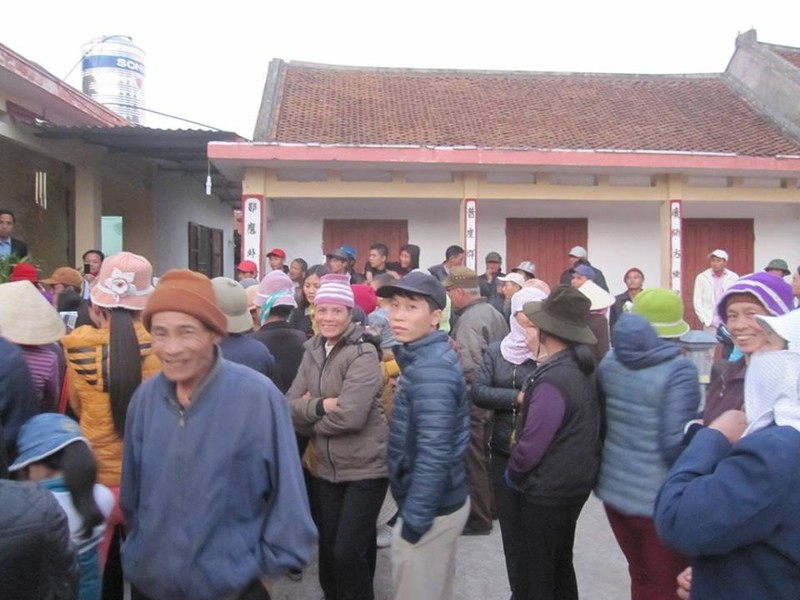 Vi sao hang tram nguoi dan vay giu chu tich xa trong chua?