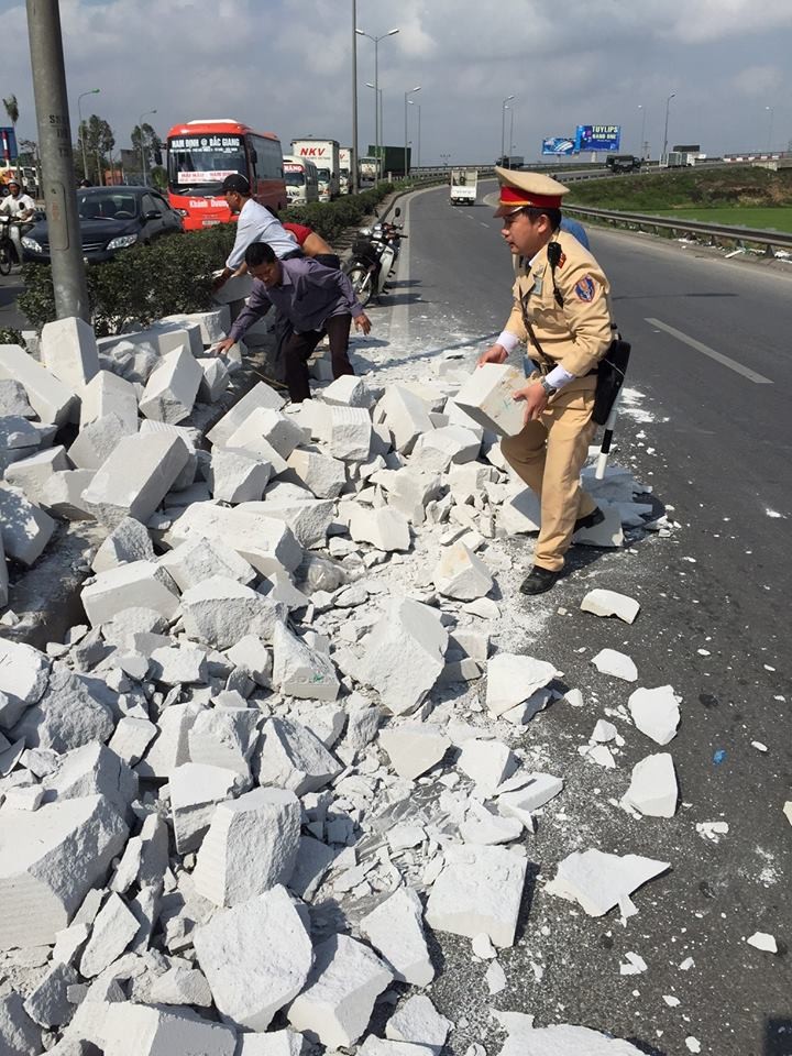 Xe tai do da xuong duong, CSGT Ha Noi hi huc khuan vac-Hinh-2