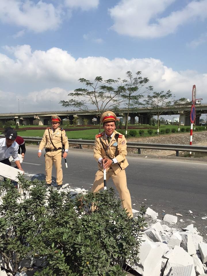 Xe tai do da xuong duong, CSGT Ha Noi hi huc khuan vac-Hinh-3