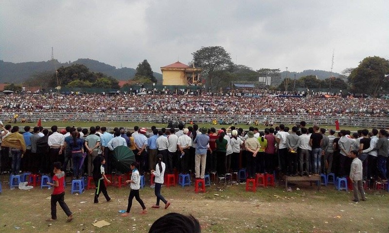 60.000 nguoi chen nhau xem hoi choi trau Ham Yen 2015