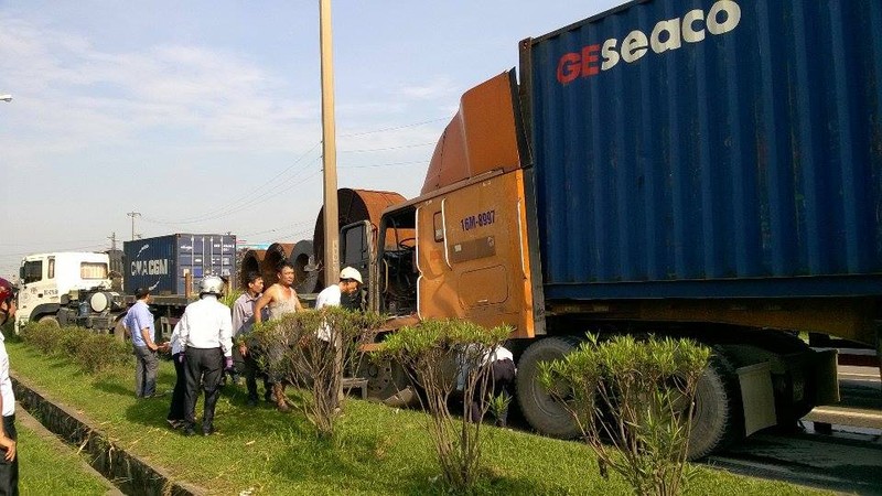 Tai xe container ngu gat, tai nan lien hoan tren quoc lo 5-Hinh-3