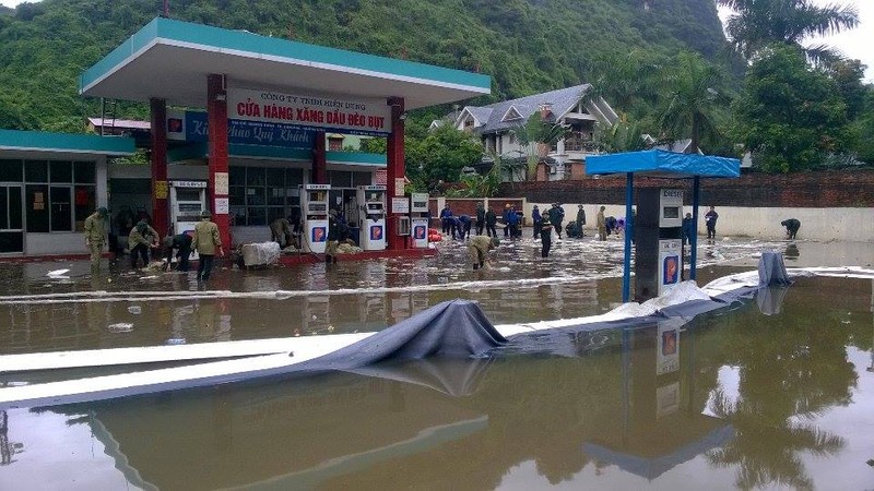 Can canh cuu cay xang bi ro ri trong mua lu o Quang Ninh