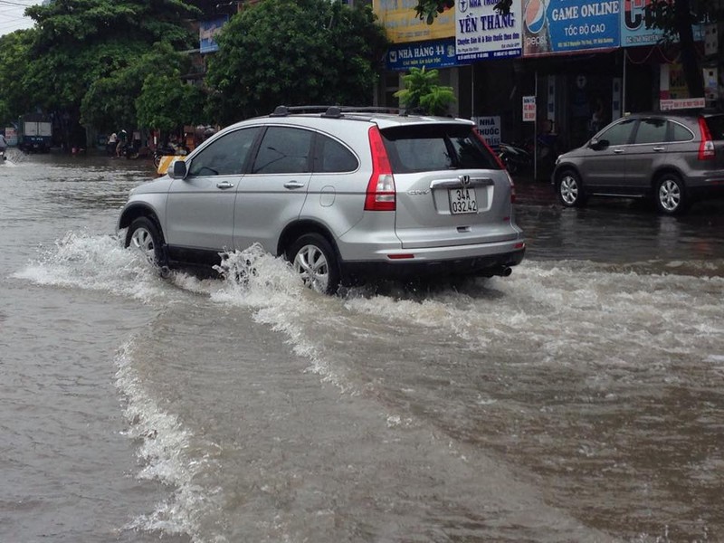 Canh o to boi trong nuoc lu o Hai Phong, Hai Duong-Hinh-10